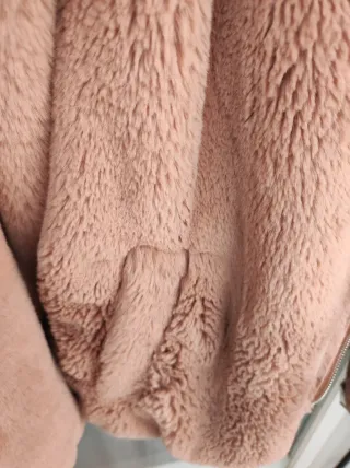 Cazadora efecto pelo rosa