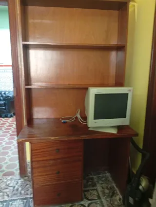 Escritorio de madera con cajones