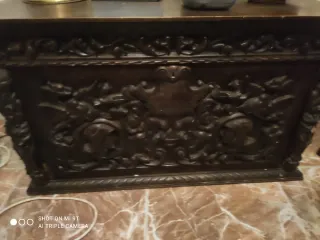 Arca antigua de madera tallada