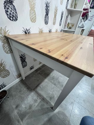Mesa de comedor de madera