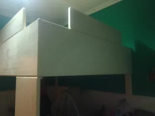 Cama alta con escalera