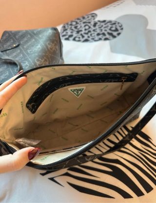 Bolso triple Guess negro y gris
