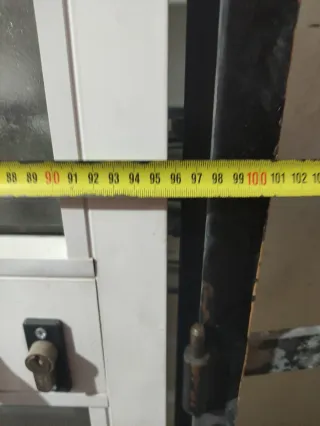 Puerta de aluminio con cristales