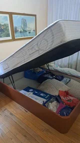 Canapé y colchón como nuevo. Muy poco uso