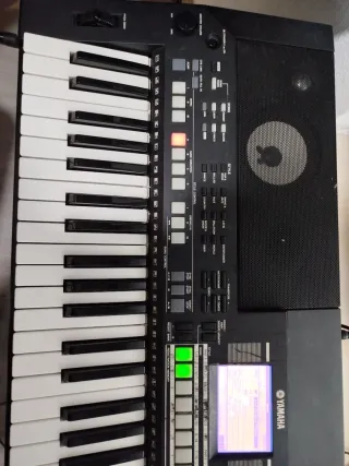 Teclado Yamaha PSR S550