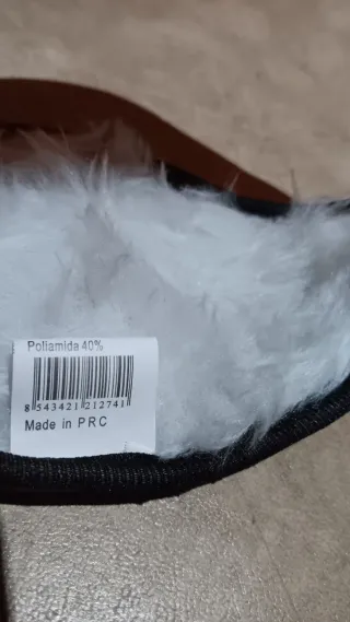 Orejeras rojas y blancas