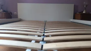 Base de cama blanca con somier marca Ikea