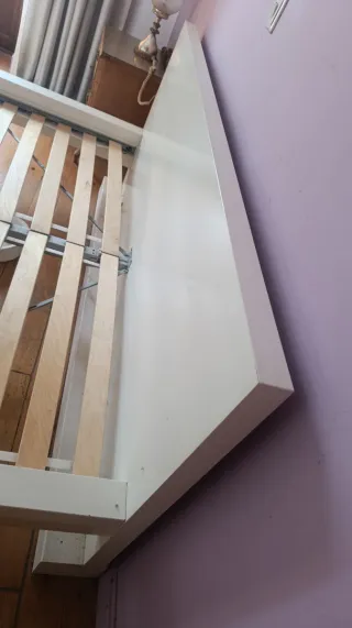 Base de cama blanca con somier marca Ikea