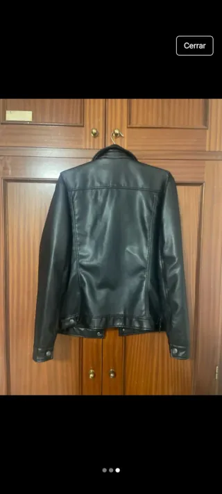 Chaqueta efecto piel negra