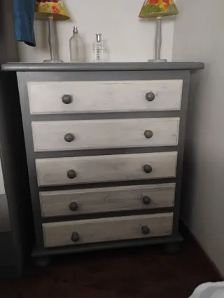 Cómoda 5 cajones madera pintada tiza