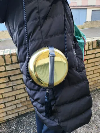 Bolso metálico dorado retro con flecos