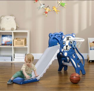 Parque infantil azul con tobogán y canasta