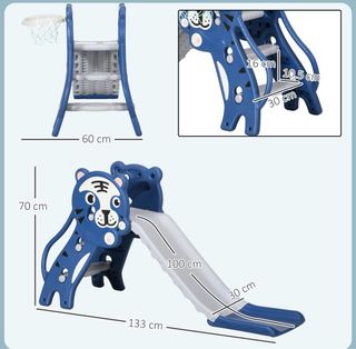 Parque infantil azul con tobogán y canasta