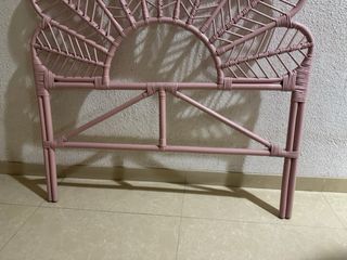 Cabecero de ratán rosa