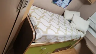 Dormitorio juvenil,cajonera, cama nido, armario.