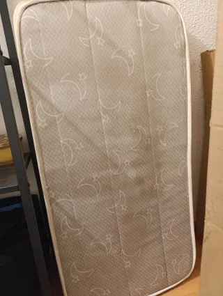 Cuna de bebé blanca