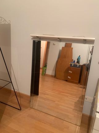 Mueble de baño con lavabo y espejo