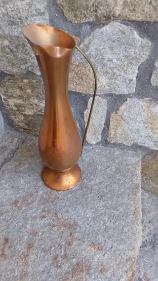 Jarra de metal decorativa