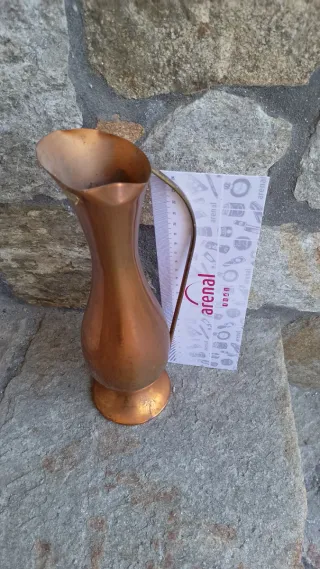 Jarra de metal decorativa