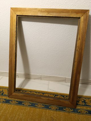 Marco de madera dorado para cuadros