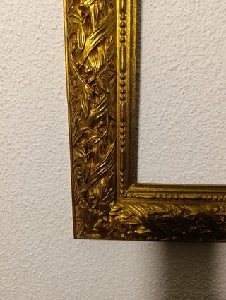 Marco de madera dorado para cuadros