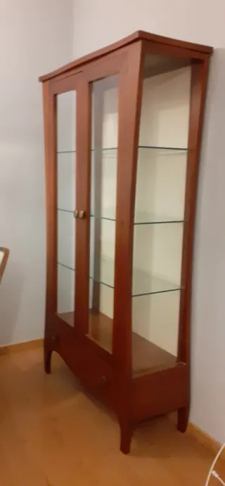 Vitrina de madera y cristal