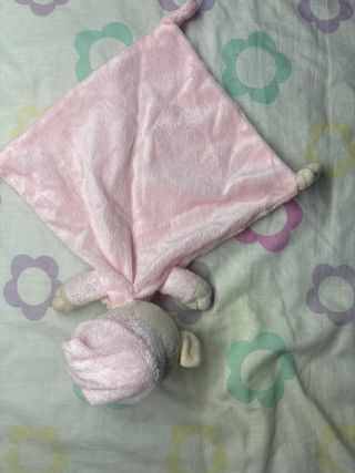 Peluche de oveja rosa con manta