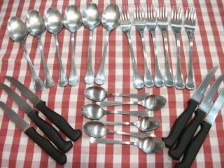 Platos, bandeja. tazas, copas, cubiertos y otros..