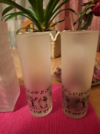 Juego de vasos altos y botella decorada