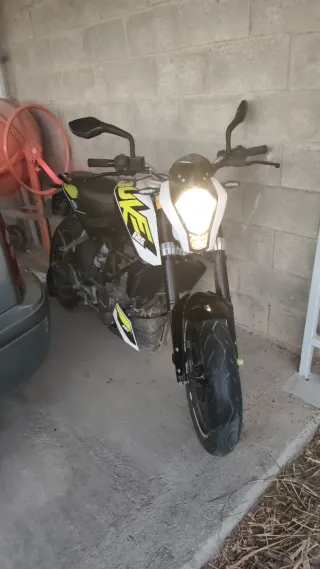 KTM Duke 125 Negra y Blanca