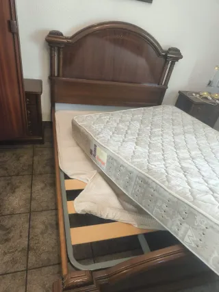 Cama de madera con somier de lamas