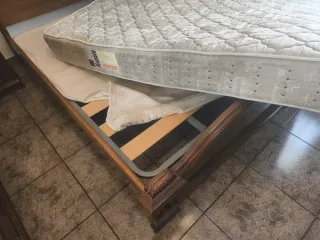 Cama de madera con somier de lamas