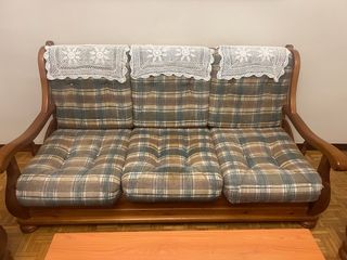 Sofá de madera y tela a cuadros