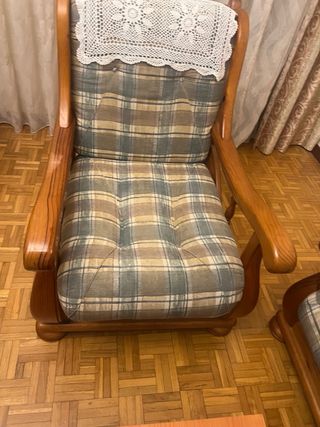 Sofá de madera y tela a cuadros