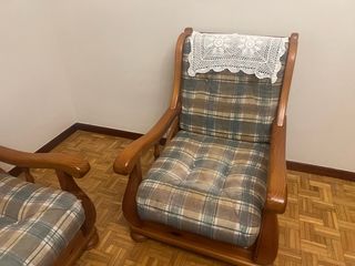 Sofá de madera y tela a cuadros