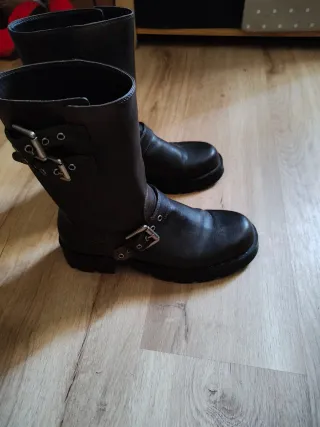Botas de cuero marrones con hebillas