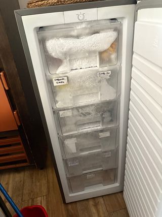 Congelatore a cassetti grigio stretto