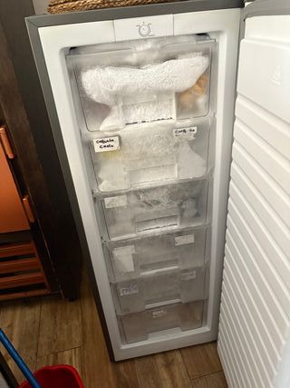 Congelatore a cassetti grigio stretto