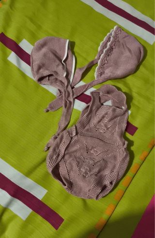 Ranita y capotas de punto rosa de primera postura