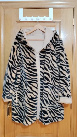 Abrigo reversible Roberto Bassi ante y animal prin