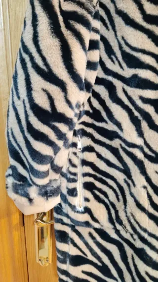 Abrigo reversible Roberto Bassi ante y animal prin