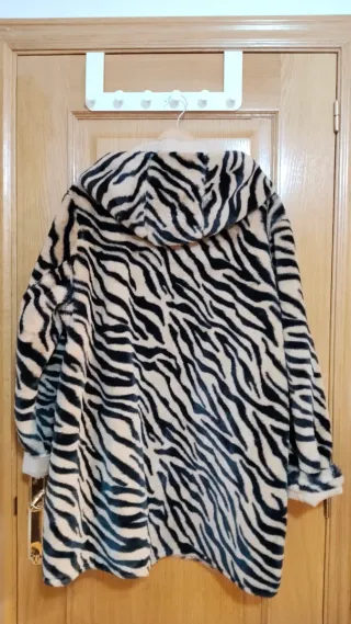 Abrigo reversible Roberto Bassi ante y animal prin