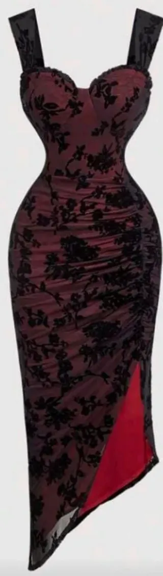 Vestido gótico negro y rojo con abertura