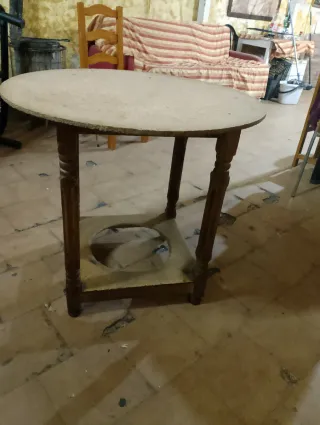 Mesa redonda de madera