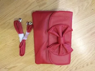 Bolso rojo con lazo