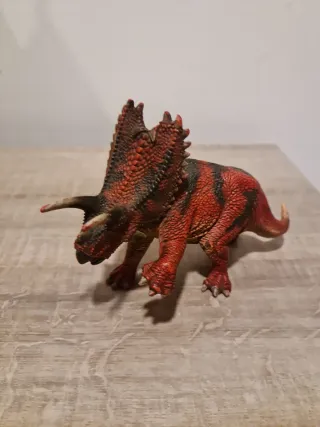 Figura de dinosaurio rojo y negro