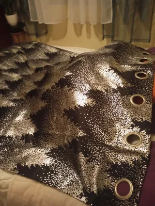 Cortina de satén negra y plateada