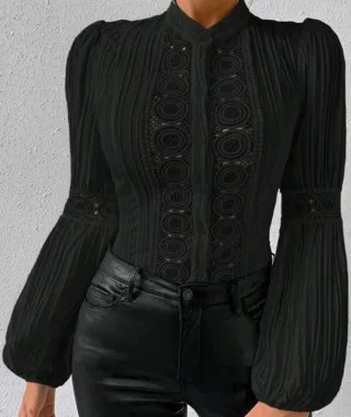 Blusa negra con encaje y volantes