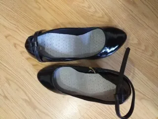 Zapatos negros de charol con tira