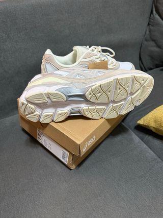 Zapatillas Asics Beige y Blancas Talla 45